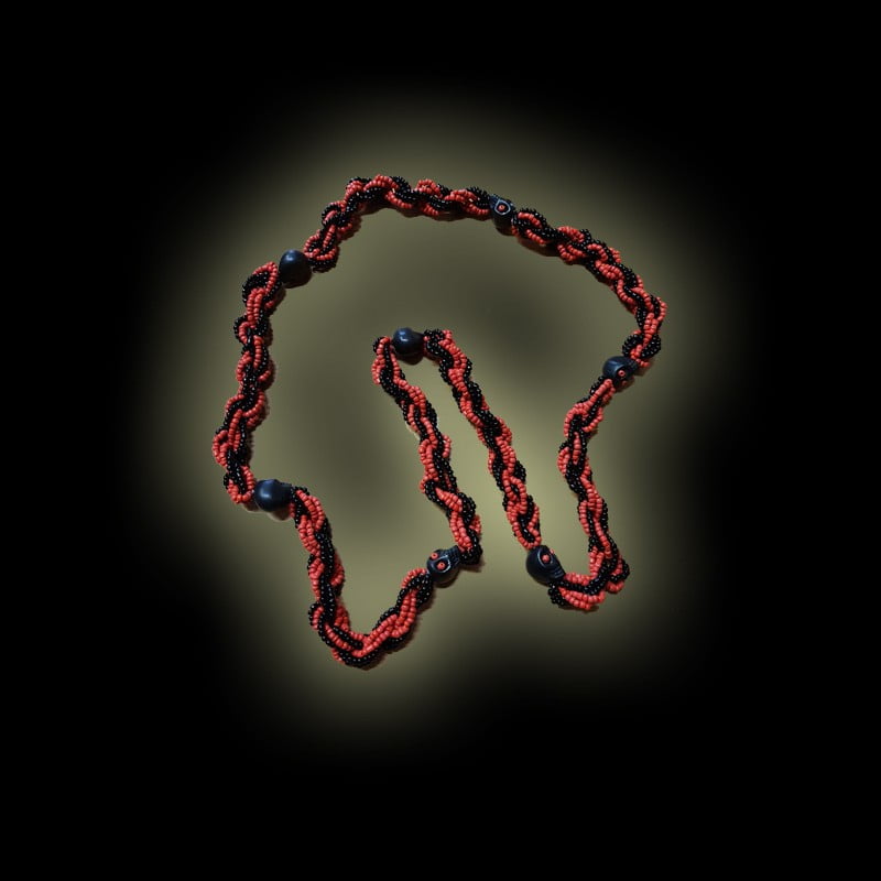 DILEGUM - Ritual necklace - RED AND BLACK WITH SKULLS