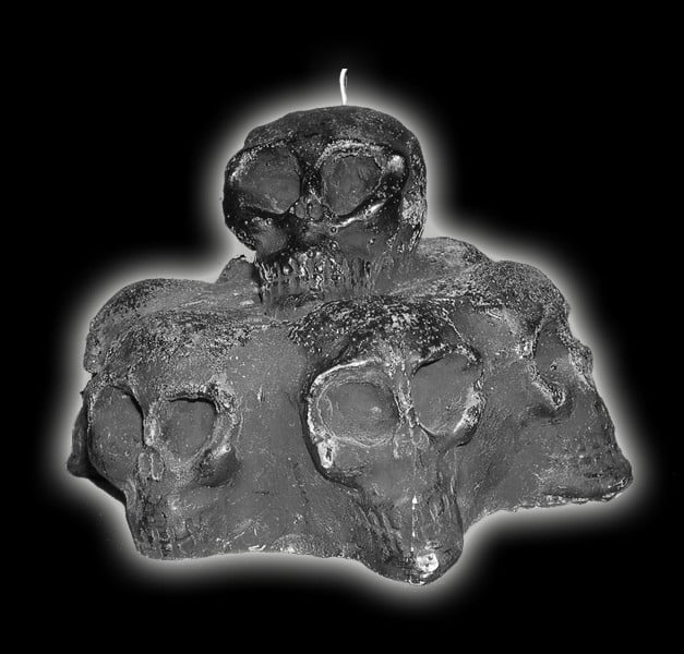 SEVEN SKULLS CANDLE - BLACK CM 11X13 SEVEN SKULLS CANDLE - BLACK CM 11X13