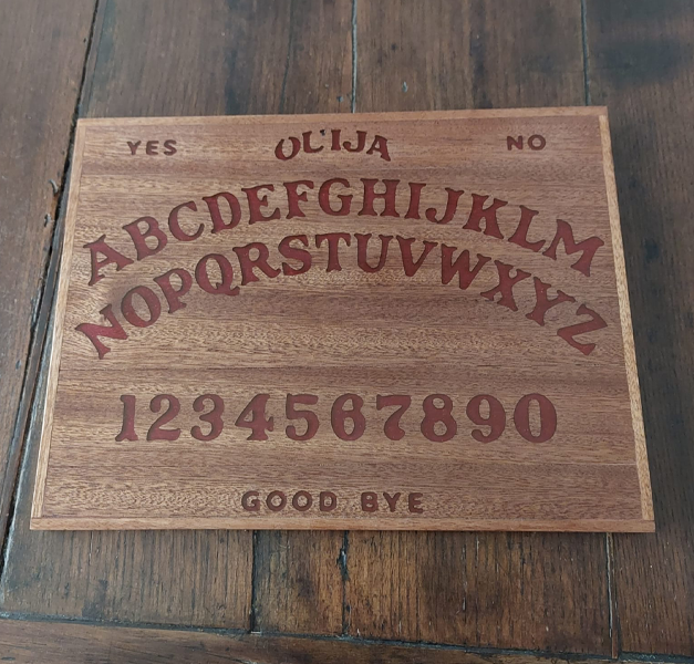 TAVOLA SEDUTA SPIRITICA OUIJA IN LEGNO DI MOGANO + MINILIBRO + PLANCHETTE TAVOLA SEDUTA SPIRITICA OUIJA IN LEGNO DI MOGANO + MINILIBRO + PLANCHETTE