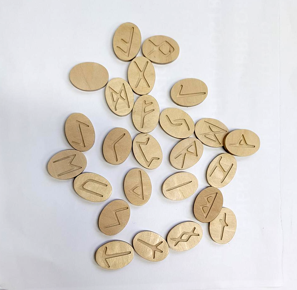 RUNE INCISE SU LEGNO DI TIGLIO - REALIZZATE A MANO RUNE INCISE SU LEGNO DI TIGLIO - REALIZZATE A MANO