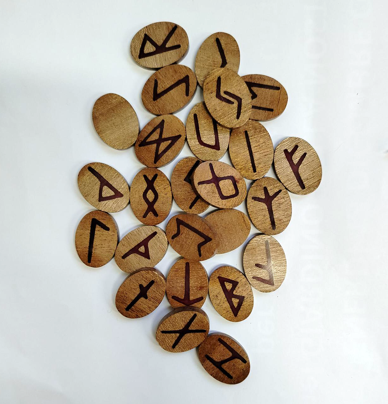SET OF RUNES IN MAHOGANY SET OF RUNES IN MAHOGANY
